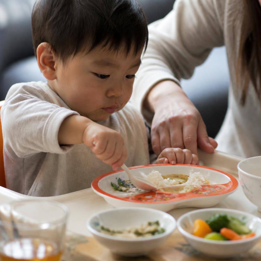 วิธีฝึกมารยาทการกินให้ลูกน้อยแบบไม่เครียดและได้ผลจริง